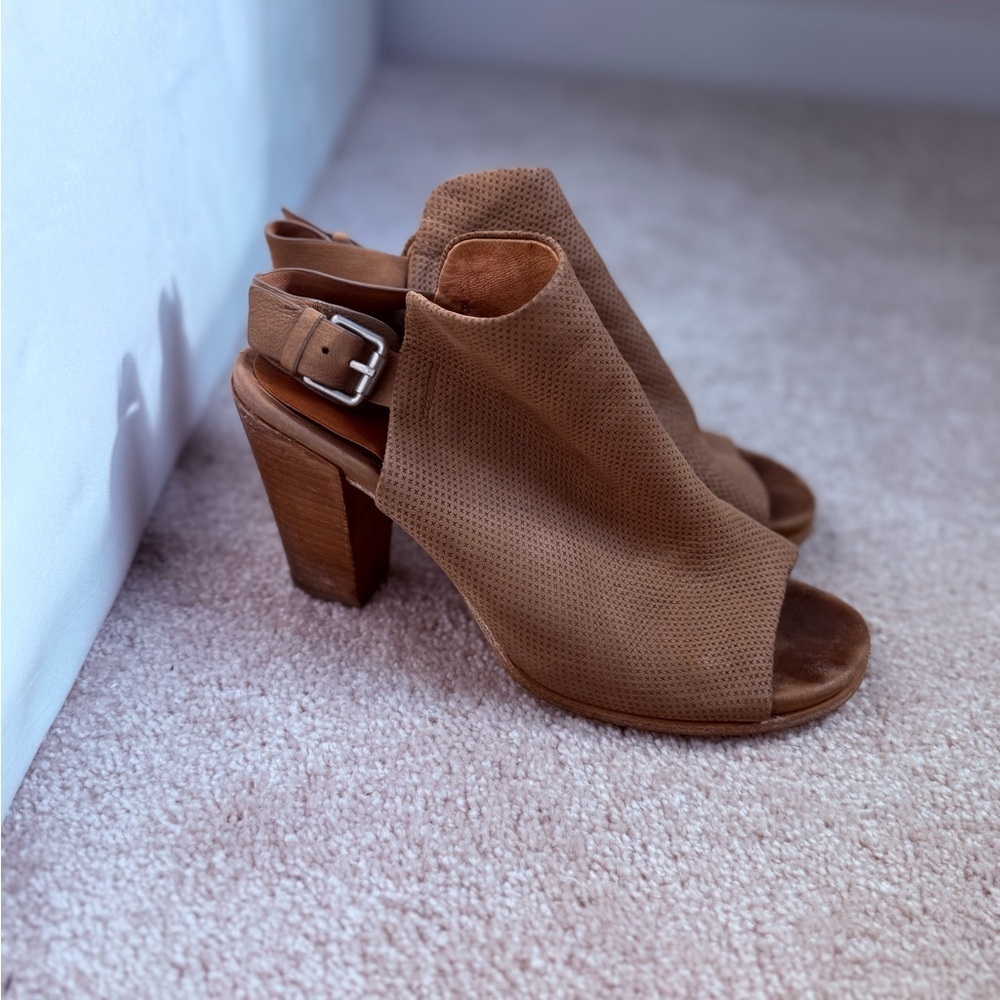 Gentle Souls Women's Tan Heeled Shoes